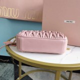 日本未入荷ミュウミュウ マトラッセ コピー レザー クロスボディバッグ myn89193