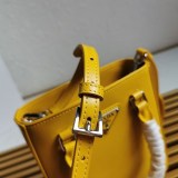 日本未入荷【プラダ】スモール ブラッシュドレザー コピートートバッグ pul09666