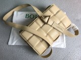 希少色ボッテガヴェネタ パデッド カセット コピー レザー製クロスボディバッグ boa26783