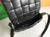 欲しい♡超限定♪ボッテガヴェネタ パデッドカセット コピー ショルダーバッグ ゴールド仕上げ 591970VCQR18425