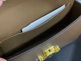 日本未入荷【セリーヌ ショルダーバッグ 偽物】トリオンフ ショルダーバッグ 茶色 Ces06930