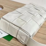 新作大人気 ボッテガ ヴェネタ コピーカセット クロスボディ バッグ boc61338