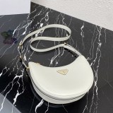 追跡付 プラダ アーケ レザーショルダーバッグ コピー puf02546