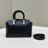 定番【フェンディ】バイ ザ ウェイ コピーミニ レザー ボストンバッグ 8BS067