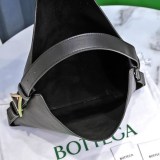 【即発】ボッテガヴェネタ クレードル 偽物 スモールショルダーバッグ ブラック 680057V1BW08425