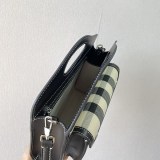入手困難バーバリー ポケットバッグ 偽物 ミニ ツートン キャンバス＆レザー Ban68095
