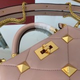 ＊関税込み ヴァレンティノ ハンドバッグ コピー ROMAN STUD QUILTED Vuy42021
