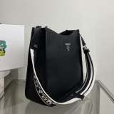 一目惚れ♪プラダ 偽物 メタルレターロゴ レザーホーボーバッグ pug61172