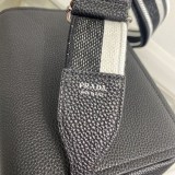 送料込 プラダ レタリングロゴ レザー ショルダーバッグ コピー puv15804
