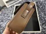 日本未入荷【セリーヌ ショルダーバッグ 偽物】トリオンフ ショルダーバッグ 茶色 Ces06930