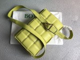 セール新作ボッテガヴェネタ パデッド カセット 偽物 レザー製クロスボディバッグ boc82579