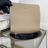希少 プラダ レタリングロゴ レザー ショルダーバッグ 偽物 put87570