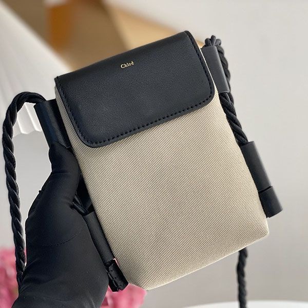《大人気》クロエ KEY  偽物スマホポーチ シャイニーカーフスキン製フラップ付き chh08674