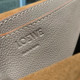 関税なし ロエベ ショルダーバッグ 偽物 ソフトカーフ 三角バックル バルセロナバッグ カーキ loq82008