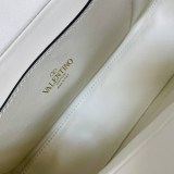 大人気！可愛い ヴァレンティノ スタッズサイン ショルダーバッグ コピー Vua88852