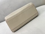 秋冬新作フェンディ 偽物 ピーカブー ミニ レザー バッグ feq73977