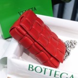 大人気！ボッテガヴェネタ コピー ザチェーン カセット レザー製クロスボディバッグ bot40391