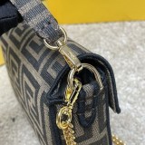 フェンディ ヴェルサーチェ フェンダーチェ 偽物コラボ ショルダーバッグ feo45288