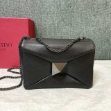 《大人気》最新【ヴァレンティノ】ワンスタッズ 偽物ナッパレザー チェーンバッグ 激安 Vuo12170