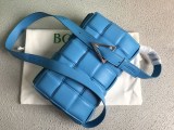 希少色ボッテガヴェネタ パデットカセット コピー ショルダーバッグ ブルー bou77826