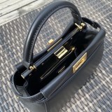 争奪戦フェンディ ピーカブー 偽物 ミニ レザー バッグ fev62355