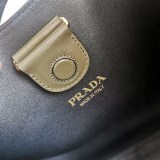 プラダトライアングルロゴ レザー ショルダーバッグ 偽物 puz84545