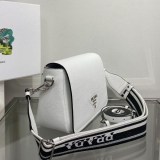 すぐ届 プラダ レタリングロゴ レザー ショルダーバッグ 偽物 puc97248