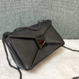 《大人気》最新【ヴァレンティノ】ワンスタッズ 偽物ナッパレザー チェーンバッグ 激安 Vuo12170