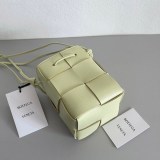 セール新作ボッテガ スーパーコピー カセット ショルダーバッグ レモン ウォッシュド 680218VCQC49412