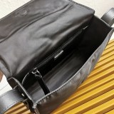 入手困難プラダ 偽物☆パッド入りフラップバッグ Re-Nylon ジッパーポケット pul66574