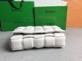 欲しい♡超限定♪ボッテガヴェネタ パデッドカセット スーパーコピー ショルダーバッグ シルバー仕上げ boj78120