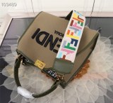 稀少フェンディ ピーカブー アイシーユー コピー ミディアム キャンバス バッグ feo70480
