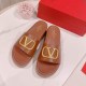 定番 履き心地の良い ヴァレンティノ リベット 厚底サンダル 偽物 Vui97176