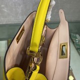 最安値挑戦フェンディ ピーカブー アイシーユー 偽物 ミディアム レザー バッグ feu63698