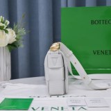 大人気!!新色ボッテガヴェネタ カセット 偽物 クロスボディバッグ boy59135