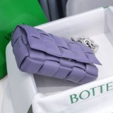 目を惹くカラーボッテガヴェネタ 偽物 ザチェーン カセット レザー製クロスボディバッグ bot33184