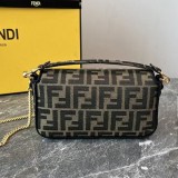 フェンディ バゲット 偽物 ミニ ブラウンファブリック バッグ fey88741