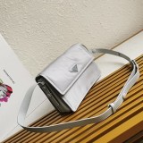 大人気！プラダ☆パッド入りフラップバッグ Re-Nylon ジッパーポケット 偽物 pum58189