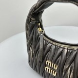 ミュウミュウ ワンダー 偽物マテラッセ再生ナイロン ショルダーバッグ myf06688