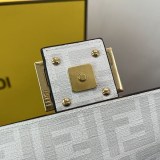 最新でオシャレ フェンディ バゲット 偽物 ミディアムファブリックバッグ fen90010