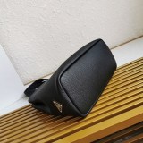 可愛いプラダ スーパーコピー ミディアム レザー ロゴ トートバッグ 1BG384 puu92869