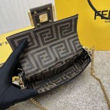 フェンディ ヴェルサーチェ フェンダーチェ 偽物コラボ ショルダーバッグ feo45288