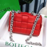 大人気！ボッテガヴェネタ コピー ザチェーン カセット レザー製クロスボディバッグ bot40391