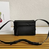 完売必至プラダ パッド入りフラップバッグ 偽物 Re-Nylon ジッパーポケット puk84432