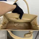 送料無料プラダ モノクローム サフィアーノレザー トートバッグ 偽物 put84757