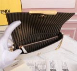 送料込フェンディ 財布内蔵ミニバッグ コピー ポーチ付き レザー ミニバッグ fee45045
