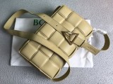 最安値挑戦ボッテガヴェネタ 偽物 パデッドカセット ショルダーバッグ シナバー 591970VCQR19782