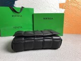 大人気！ボッテガヴェネタ パデットカセット 偽物 ショルダーバッグ ブラック boo17144