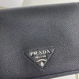 送料込 プラダ レタリングロゴ レザー ショルダーバッグ コピー puv15804