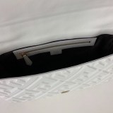 送料込フェンディ バゲット 偽物 FF エンボス バゲット レザーバッグ feu53381